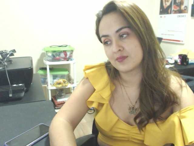 الصور ArianaMoore I am in the office shh #office #latina #lovense