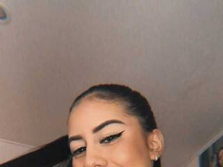 دردشة الفيديو المثيرة AriWeet