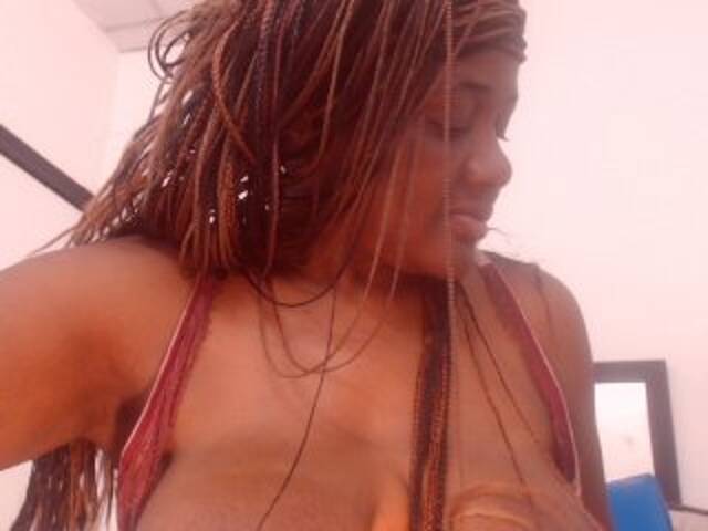 لقطات البث BigBustyBlack