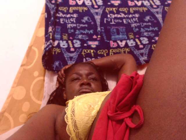 لقطات البث BigBustyBlack