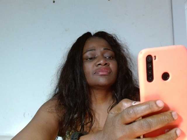 لقطات البث BigBustyBlack