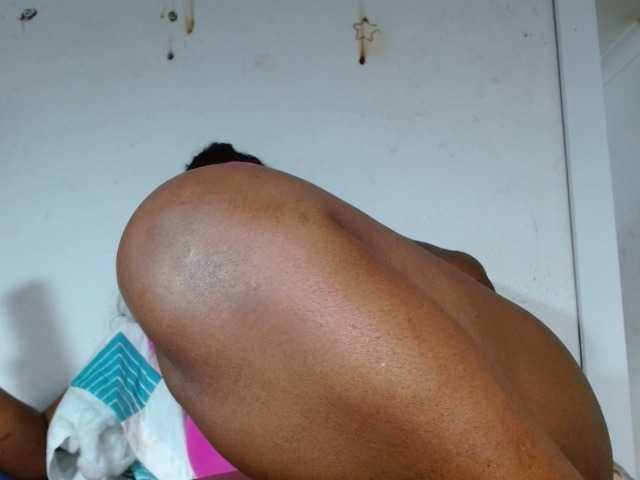 لقطات البث BigBustyBlack