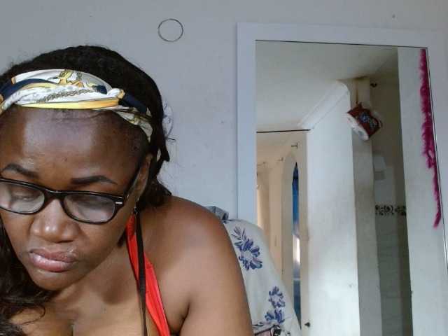 لقطات البث BigBustyBlack