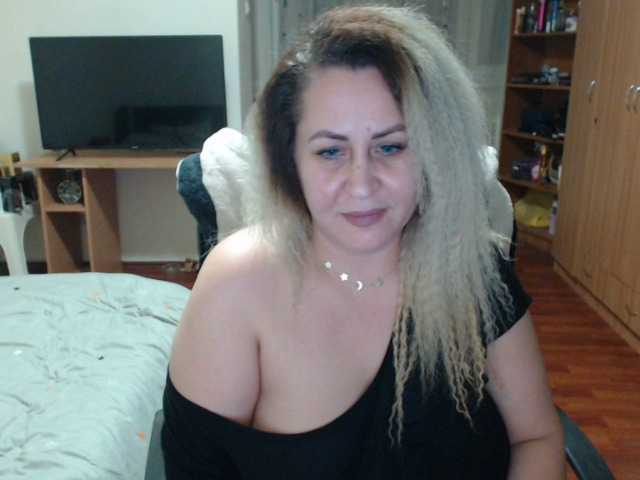 الصور BlondeElla 1000 tokens who want me and love me