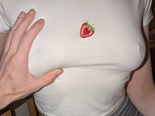 دردشة الفيديو المثيرة Almond_milk