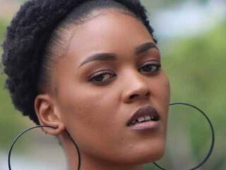 دردشة الفيديو المثيرة Carry-Brie