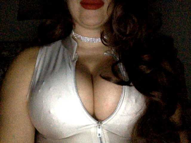 الصور CassieBambi Queen of REAL Boobs, 495 tokens more to See them.. ready boys 1st time!