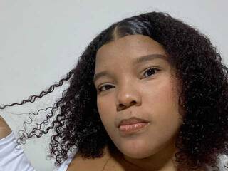 دردشة الفيديو المثيرة DayanRoux