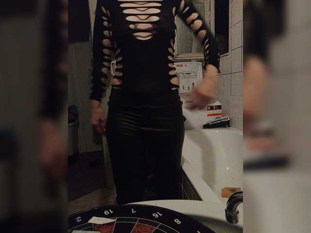 لقطات البث SexyMilfMom4VOYERS