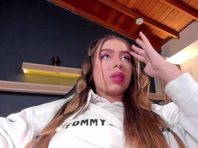 لقطات البث EllaClark