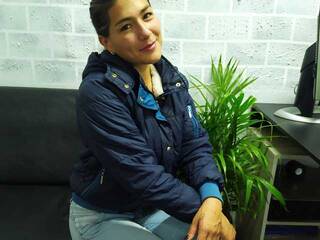 دردشة الفيديو المثيرة emili-mac