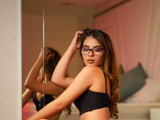 دردشة الفيديو المثيرة Emili-Roose