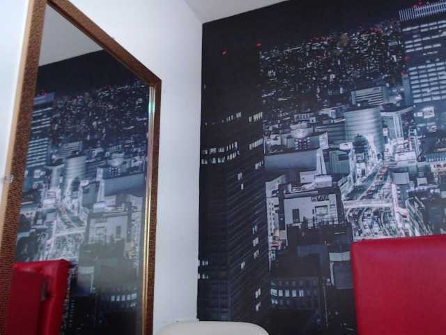 الصور hailyscot hello welcome to my living room #IamColombian #21years #brunette #longhair #naturalbody #single #height1.58 my god # blackeyes #smalltits
