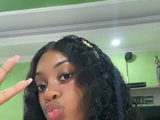 دردشة الفيديو المثيرة Hannan-baker