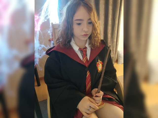 الصور LittleDelora Welcome to my Hogwarts, this Halloween I will be dressed as Hermione with a wand that shoots fire. Come in and we’ll learn spells together) P.S. I’m only a 1st year student @total countdown @sofar collected @remain left until the show starts!