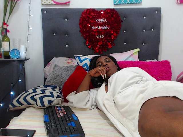 الصور miagracee Welcome to my room everybody! i am a #beautiful #ebony #girl. #ready to make u #cum as much as you can on #pvt. #sexy #mature #colombian #latina #bigass #bigboobs #anal. My #lovense is #on! #CAM2CAM #CUMSHOW GOAL