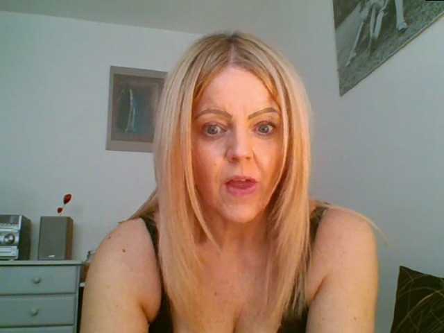 الصور MilfSusanna If you wanna play, join me up in pvt and lets;)i love to dance;) and play...