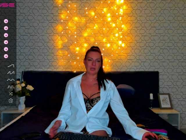 لقطات البث MonicaGucci