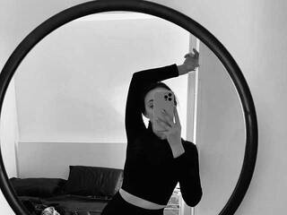 دردشة الفيديو المثيرة MonikaSee