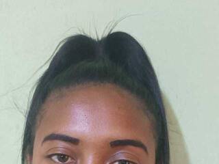 دردشة الفيديو المثيرة Nisaina