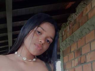 دردشة الفيديو المثيرة Tiny-Annie