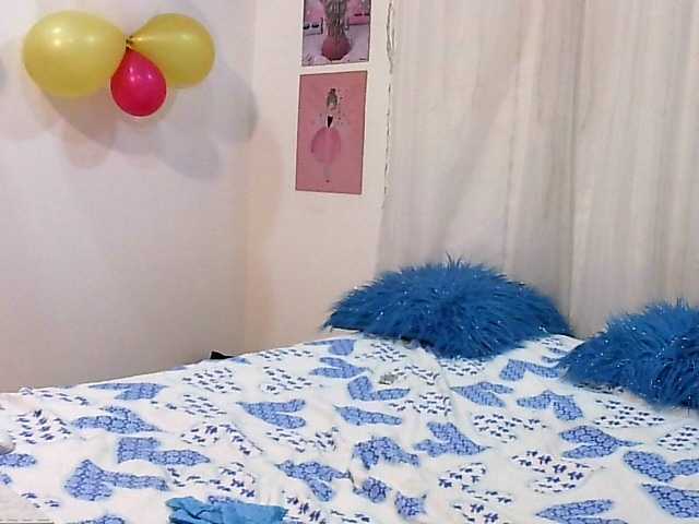 الصور valeriiaa-hot hi guys welcome to my room play with me #anal #squirt #lovense #pantyhose #teen #bigboobs